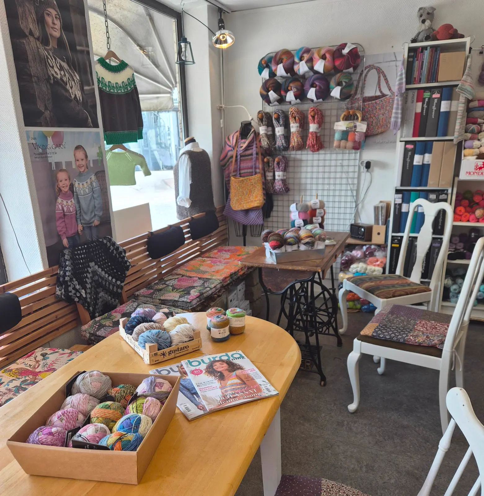 Fika med kakor och virkade tårtor på stickcaféet